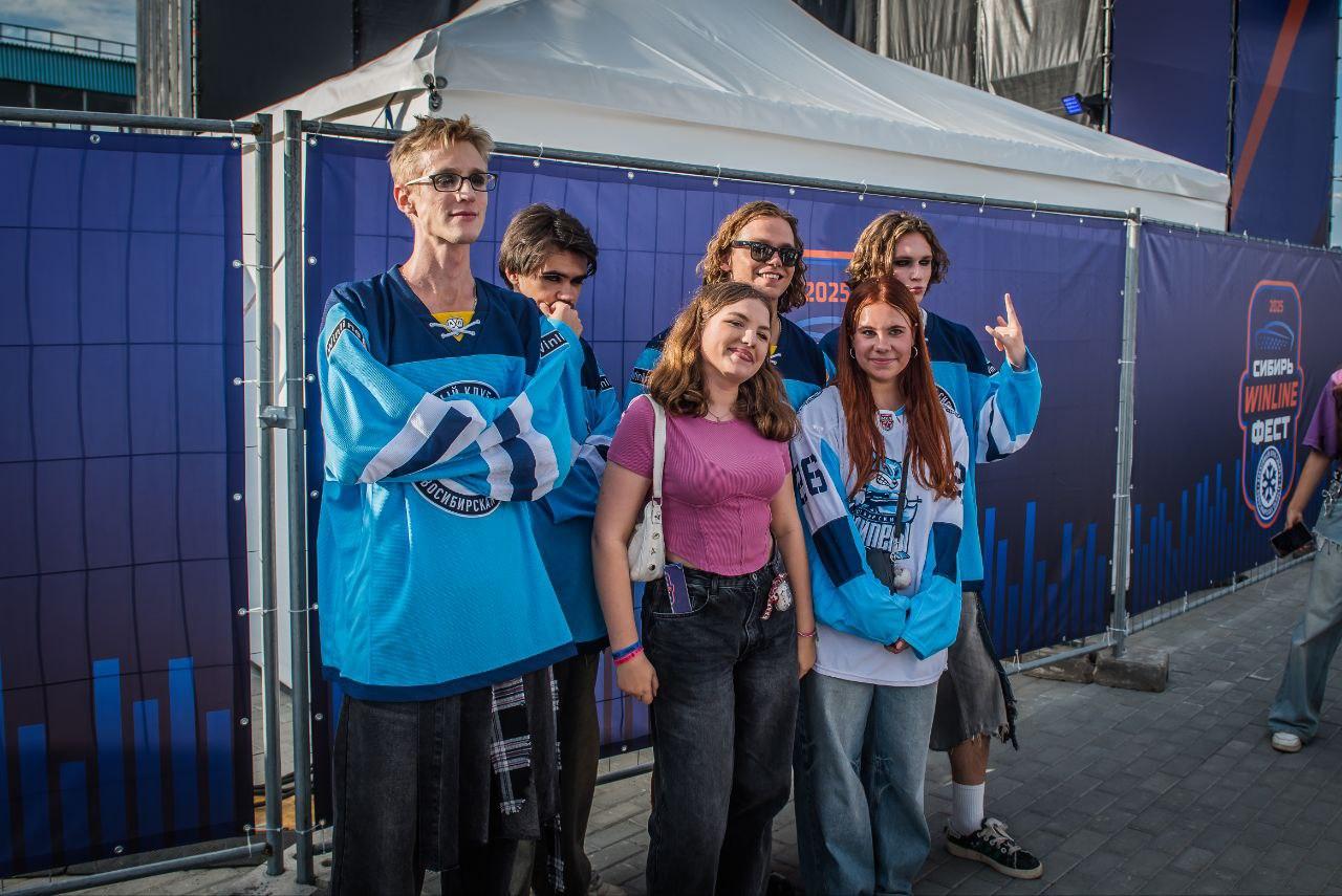 Фото Крики фанатов, тысячи зрителей и Ваня Дмитриенко. День Болельщика в Новосибирске – яркие кадры 28